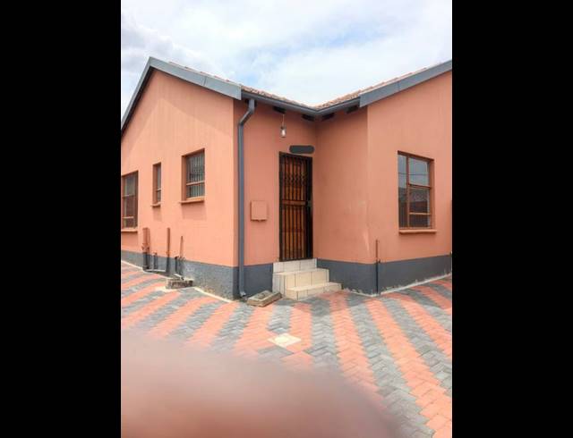 2 BEDROOM PROPERTY TO RENT IN FLEURHOF